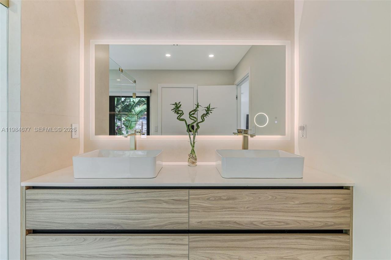 905 Fairway Drive , Miami Beach, FL 33141 Photo