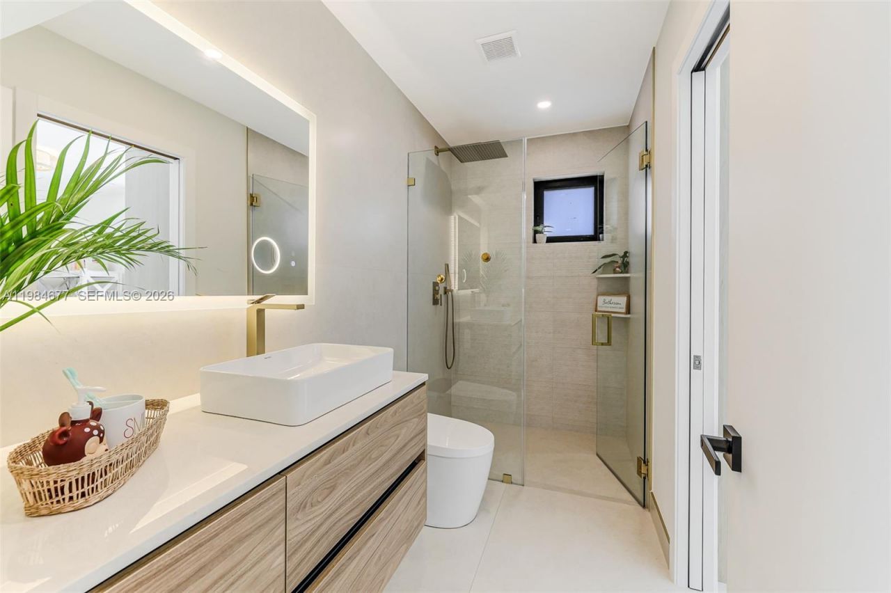 905 Fairway Drive , Miami Beach, FL 33141 Photo