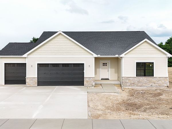 3810 N Woodbury Lane, Janesville, WI 53545