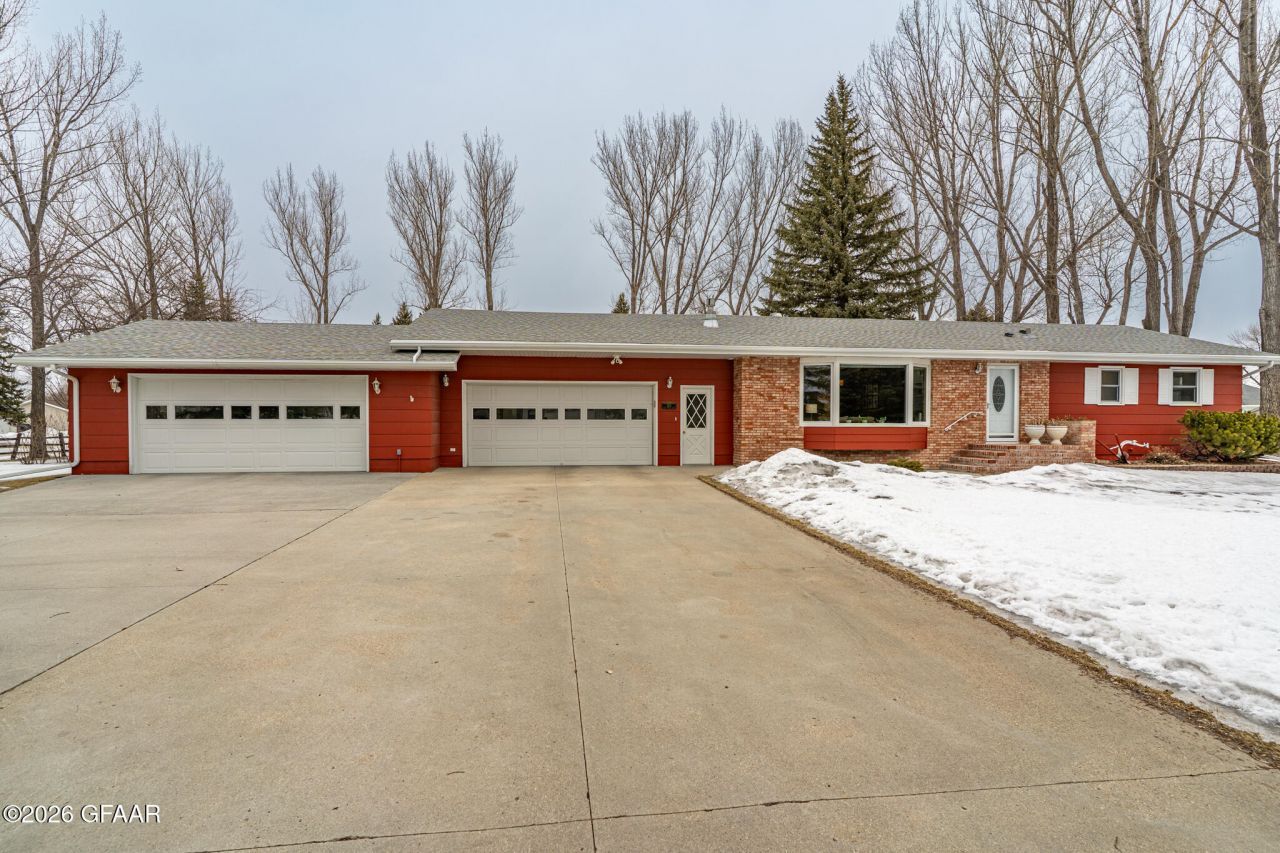 324 52nd Avenue S, Grand Forks, ND 58201 Main Photo