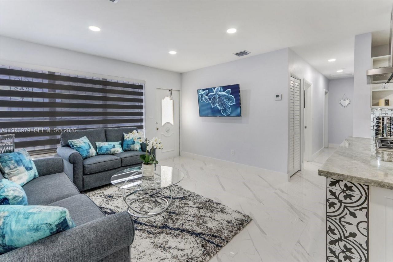 980 W 45th Pl , Unit 1, Hialeah, FL 33012 Photo