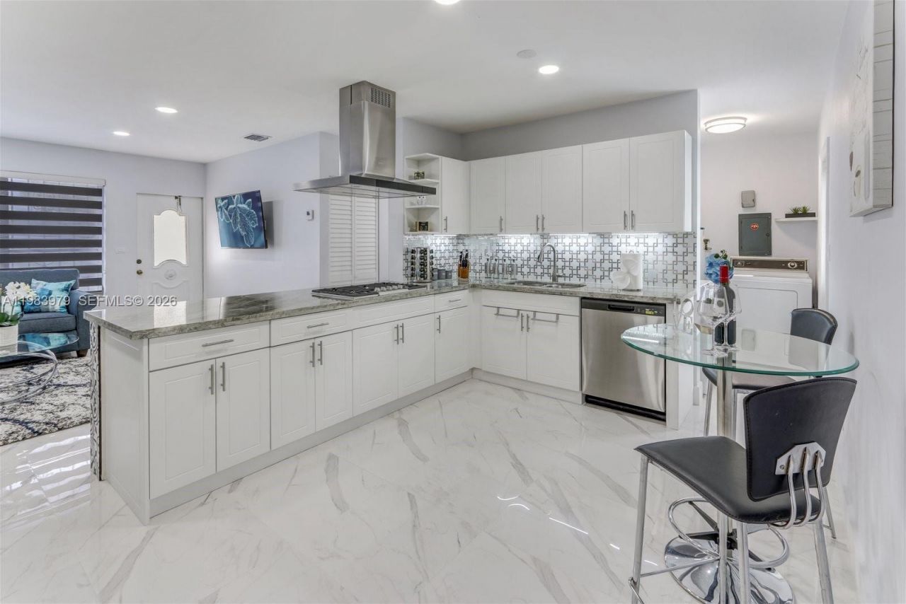 980 W 45th Pl , Unit 1, Hialeah, FL 33012 Photo