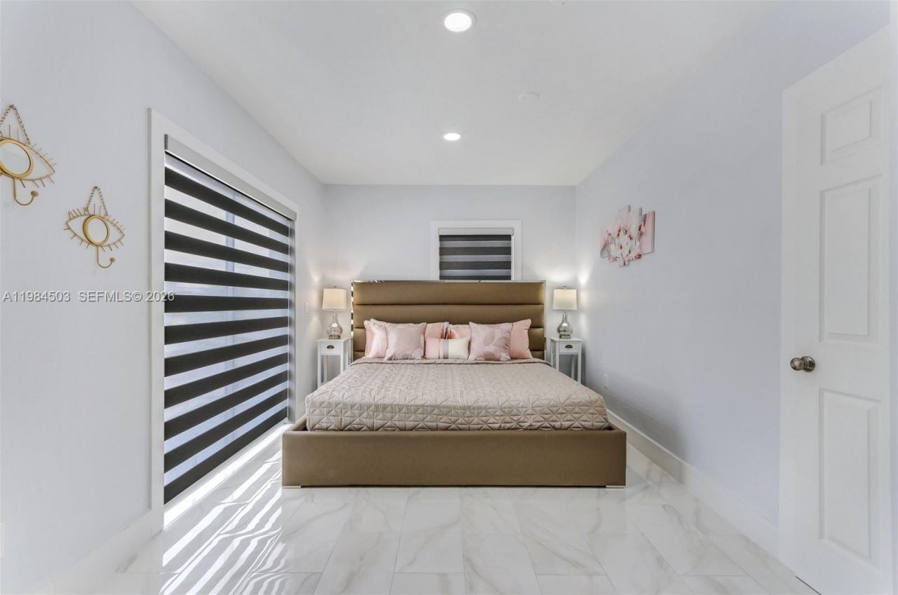 980 W 45th Pl , Unit 2, Hialeah, FL 33012 Photo