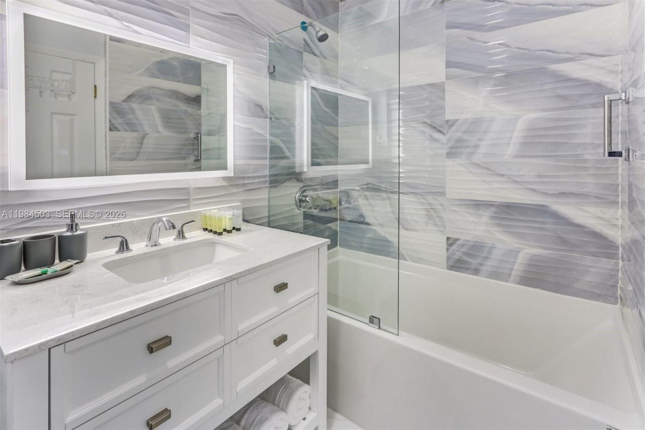 980 W 45th Pl , Unit 2, Hialeah, FL 33012 Photo