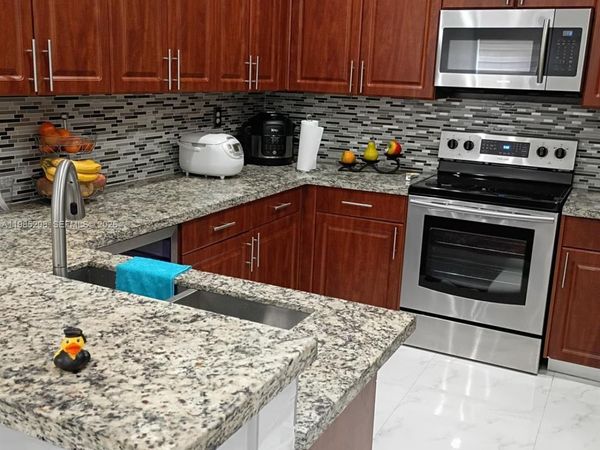 10132 NW 7th St , Unit 204, Miami, FL 33172