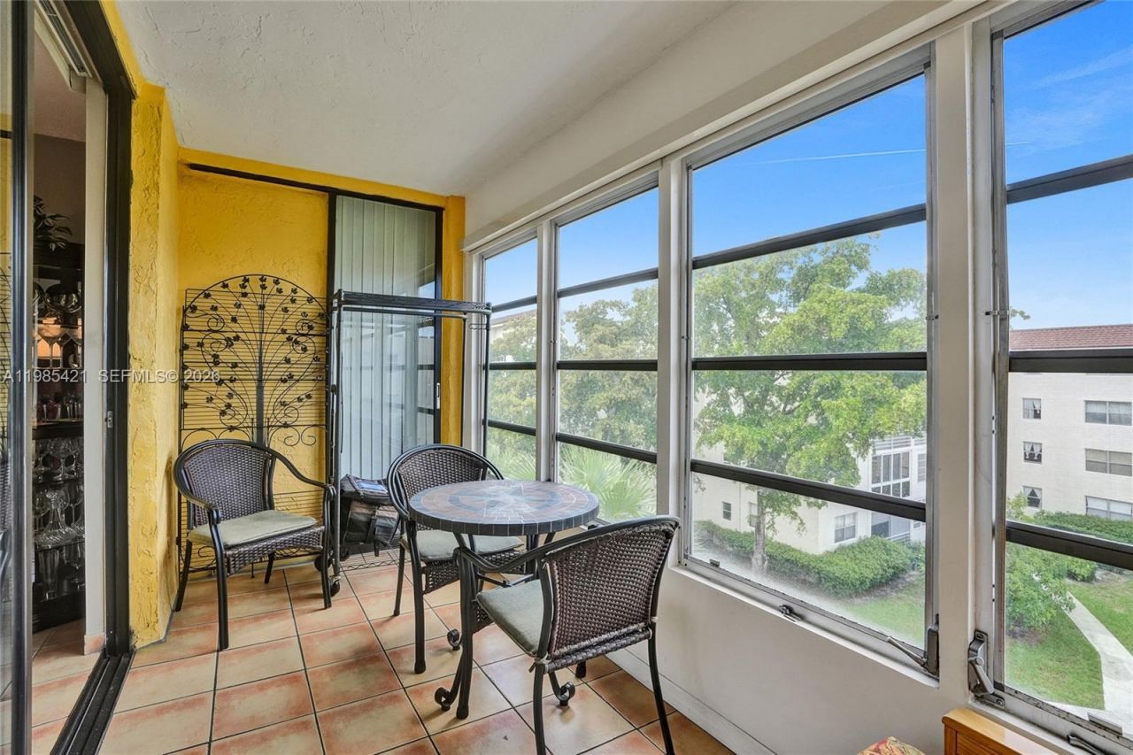 2811 Somerset Dr , Unit 405, Lauderdale Lakes, FL 33311 Photo