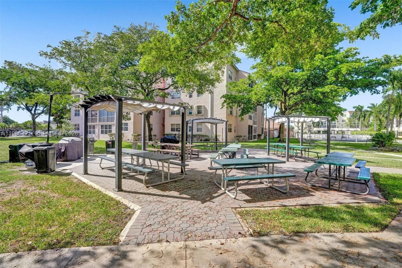 2811 Somerset Dr , Unit 405, Lauderdale Lakes, FL 33311 Photo