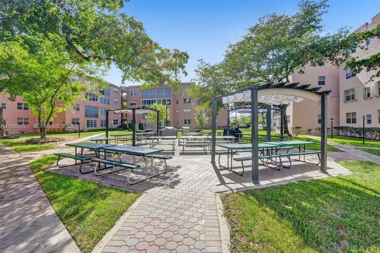 2811 Somerset Dr , Unit 405, Lauderdale Lakes, FL 33311 Photo