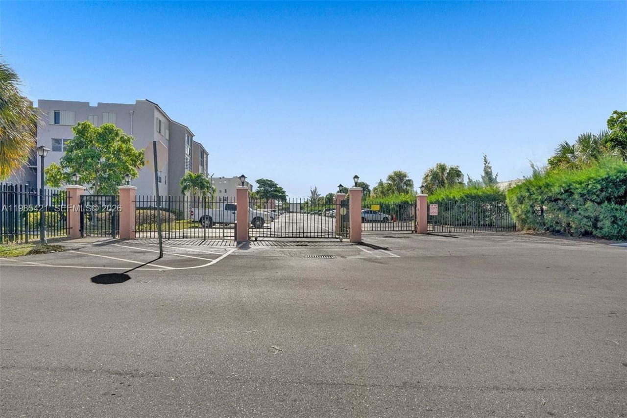 2811 Somerset Dr , Unit 405, Lauderdale Lakes, FL 33311 Photo