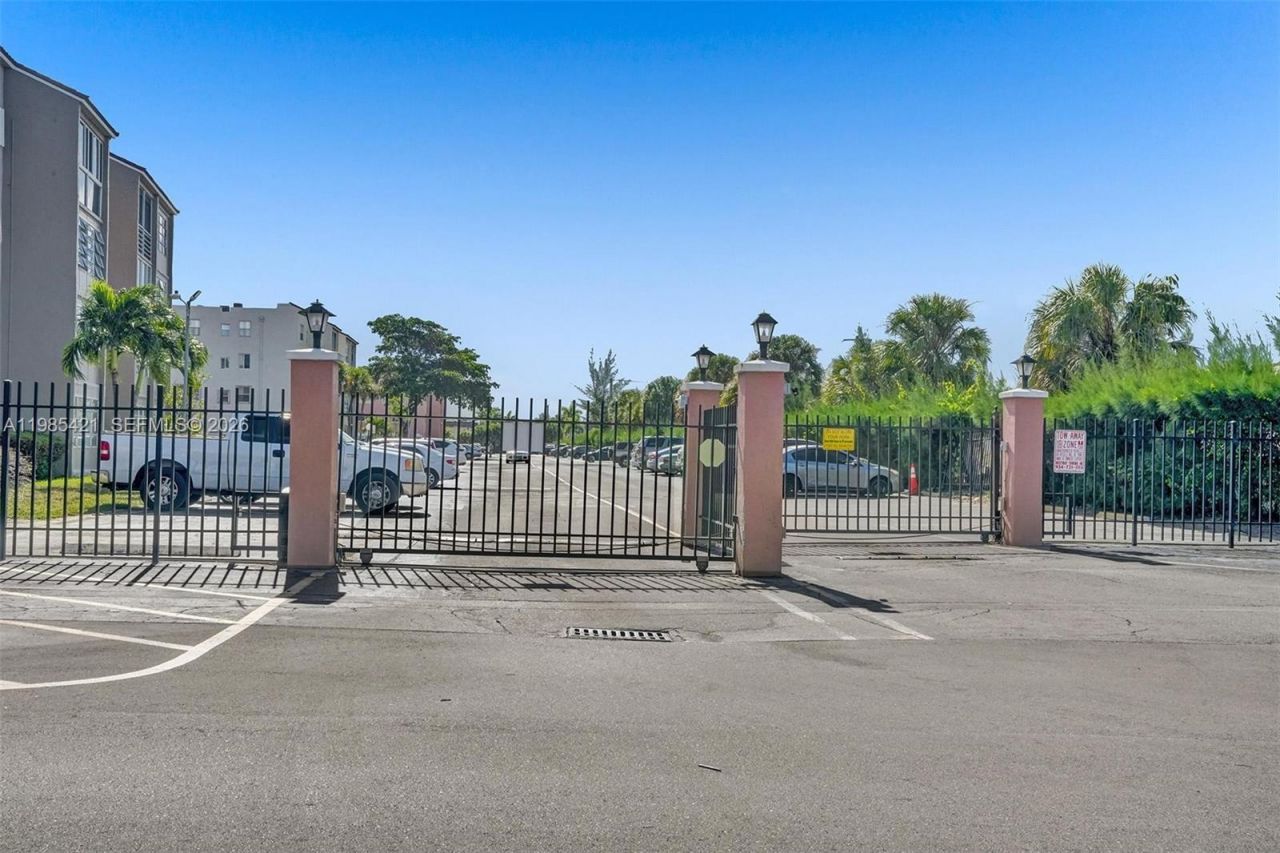 2811 Somerset Dr , Unit 405, Lauderdale Lakes, FL 33311 Photo