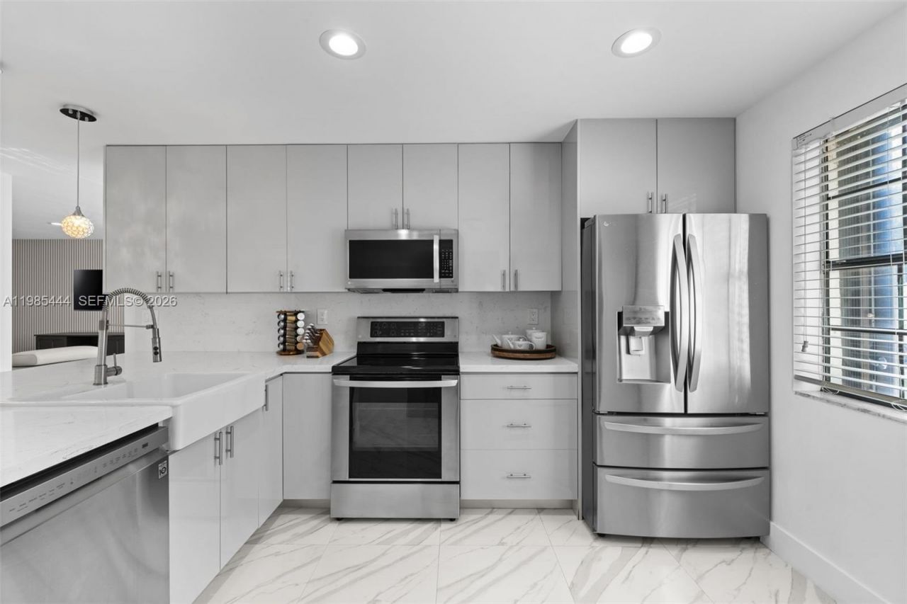 3549 Magellan Cir , Unit 418, Aventura, FL 33180 Photo