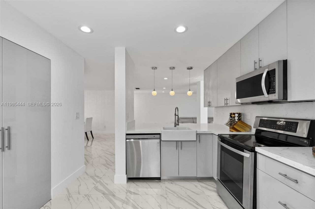 3549 Magellan Cir , Unit 418, Aventura, FL 33180 Photo