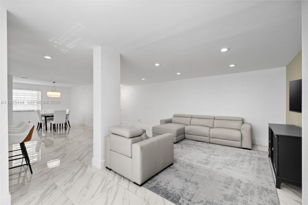 3549 Magellan Cir , Unit 418, Aventura, FL 33180 Photo