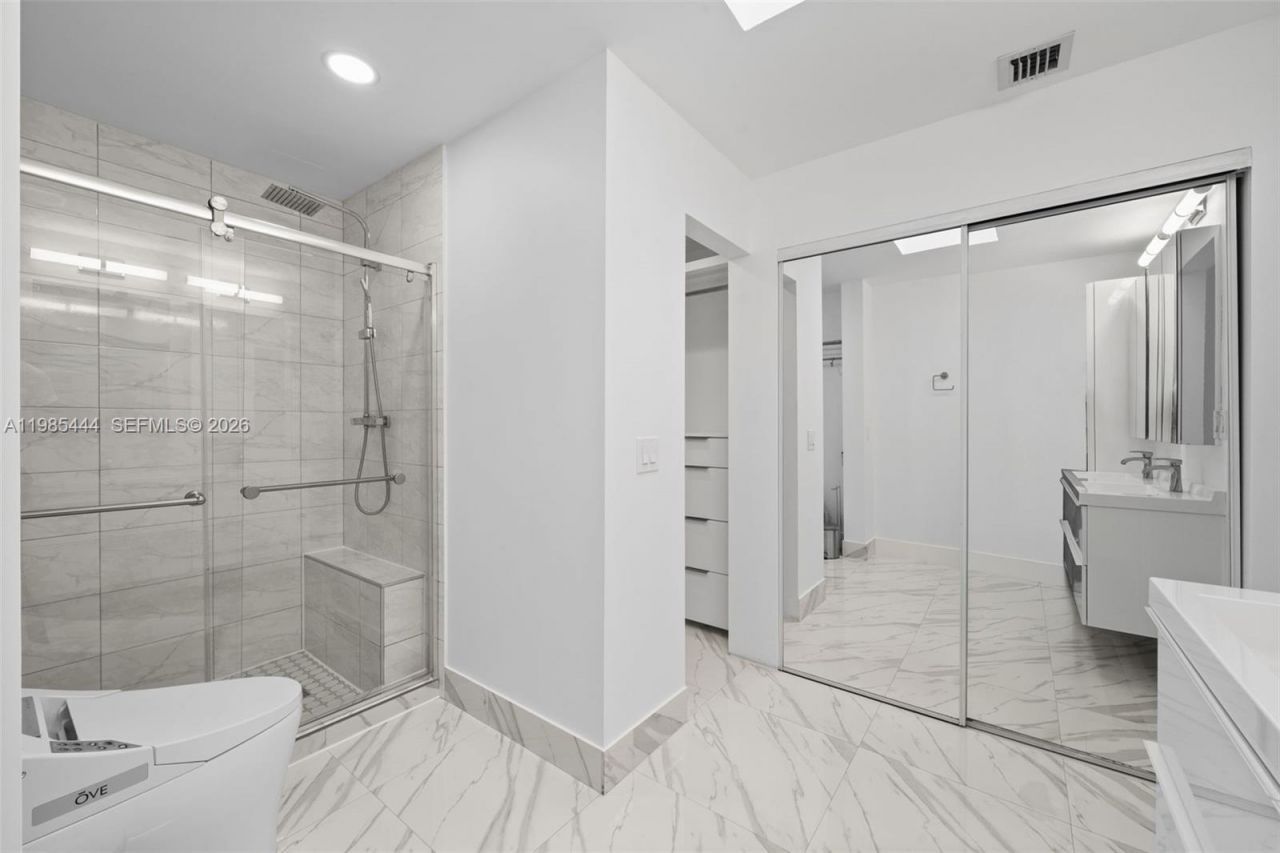 3549 Magellan Cir , Unit 418, Aventura, FL 33180 Photo