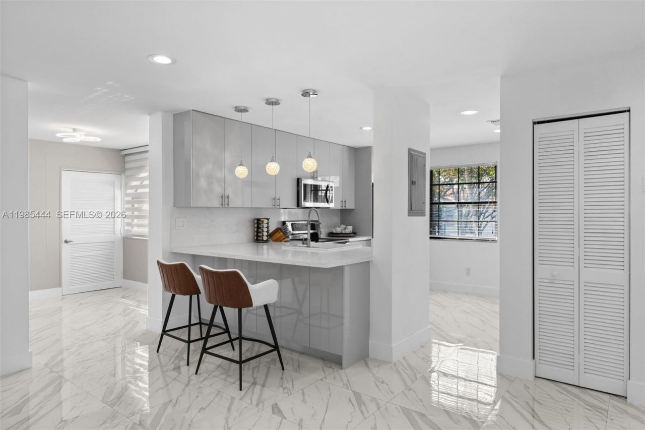 3549 Magellan Cir , Unit 418, Aventura, FL 33180 Photo