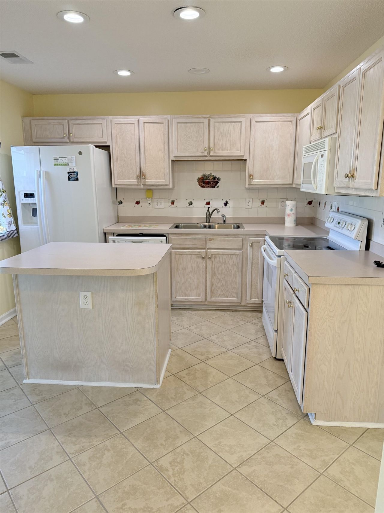 420 Whinstone Dr. Photo 12