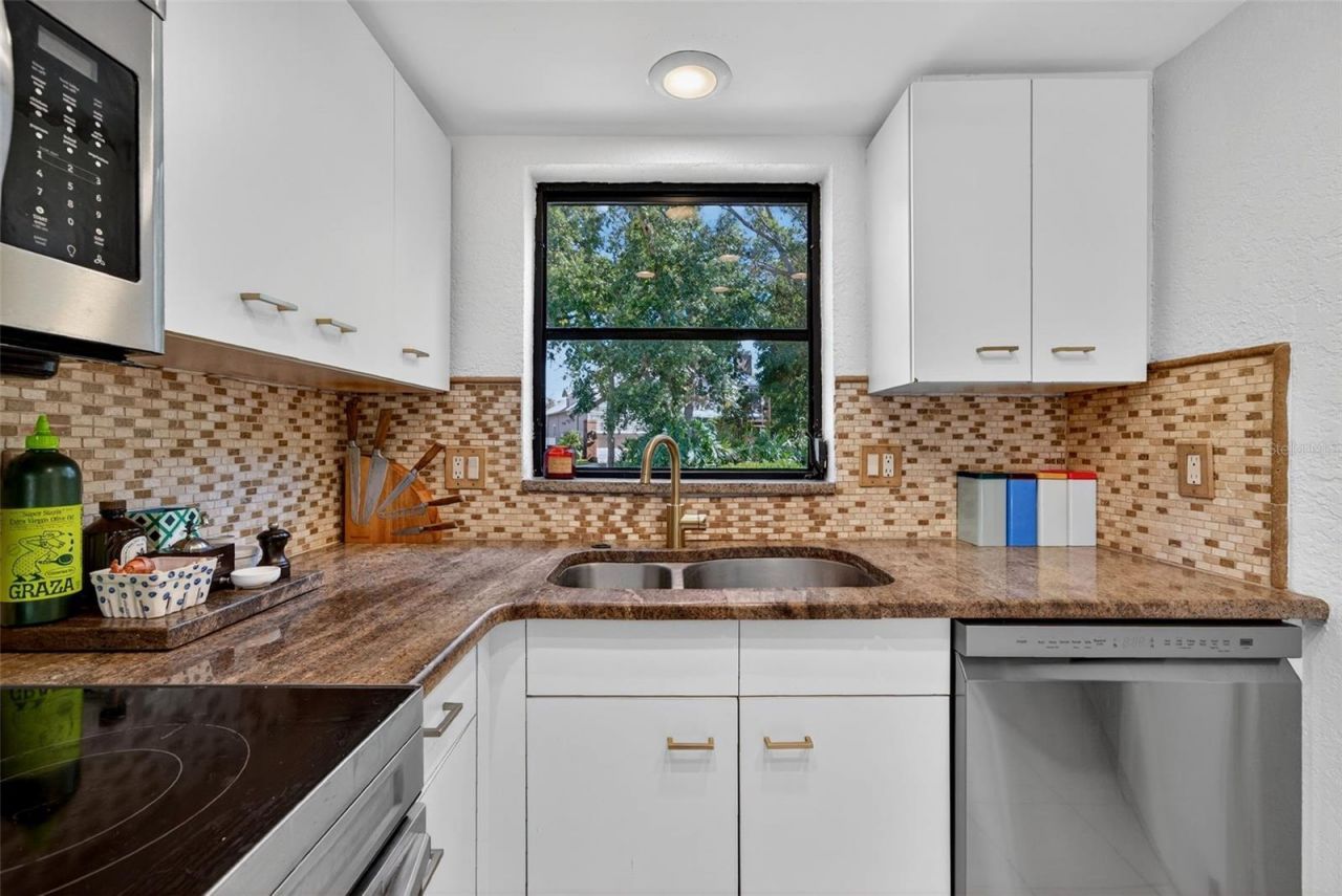 1835 Serpentine Drive S, Saint Petersburg, FL 33712 Photo