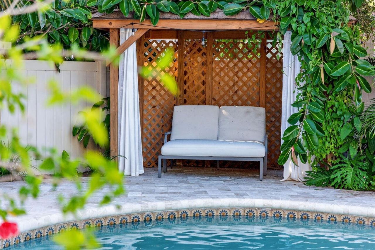 1835 Serpentine Drive S, Saint Petersburg, FL 33712 Photo