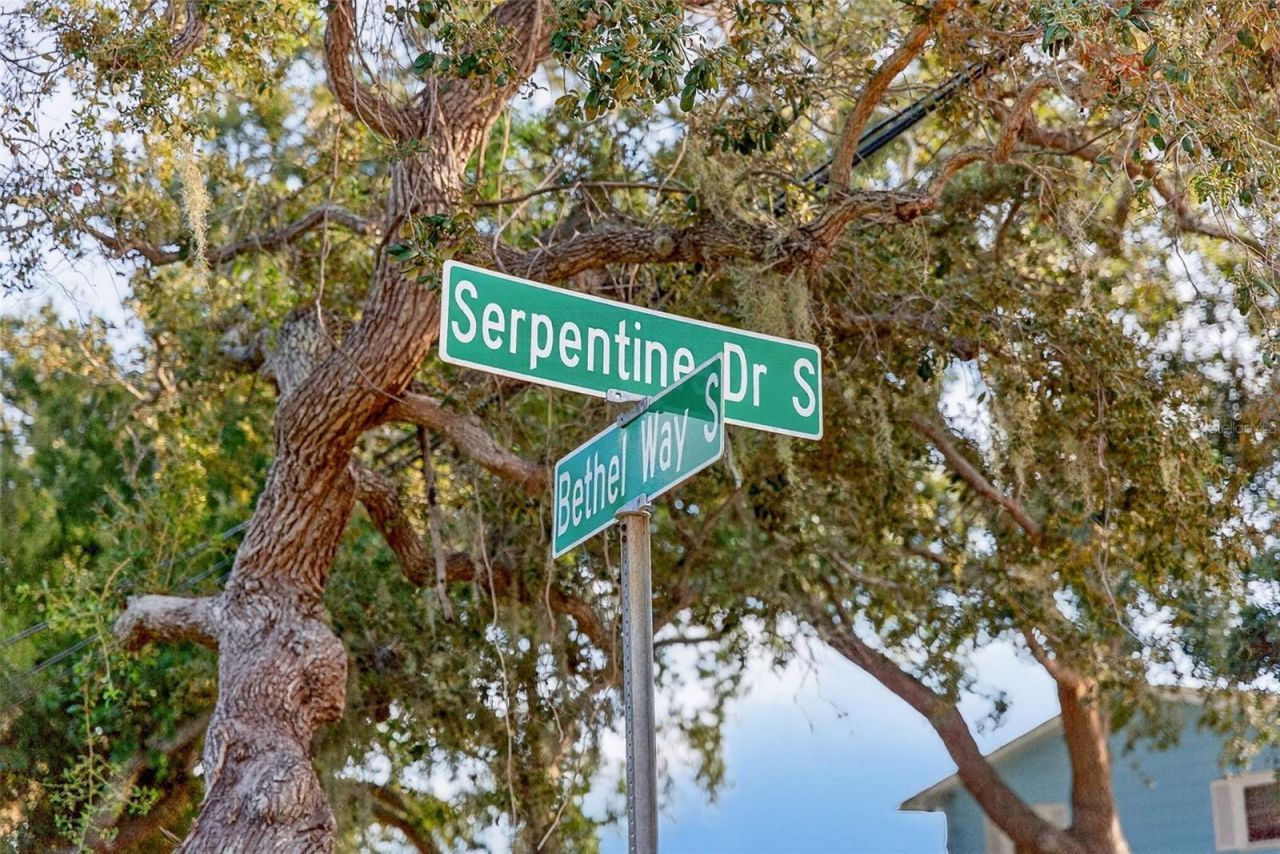 1835 Serpentine Drive S, Saint Petersburg, FL 33712 Photo