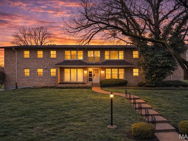 2 Delcrest Court, Unit 102, St Louis, MO 63124