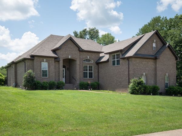 1007 Robert Lee Dr, Gallatin, TN 37066