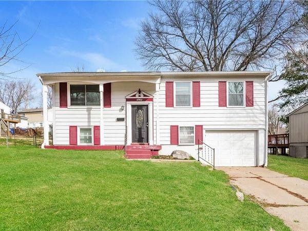 18902 E Arrowhead Drive, Independence, MO 64056