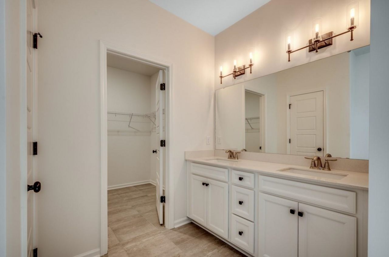 3081 Claredon St Photo 12