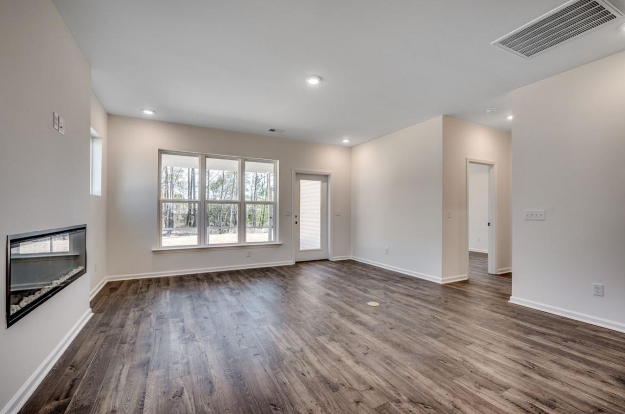 3081 Claredon St Photo 15