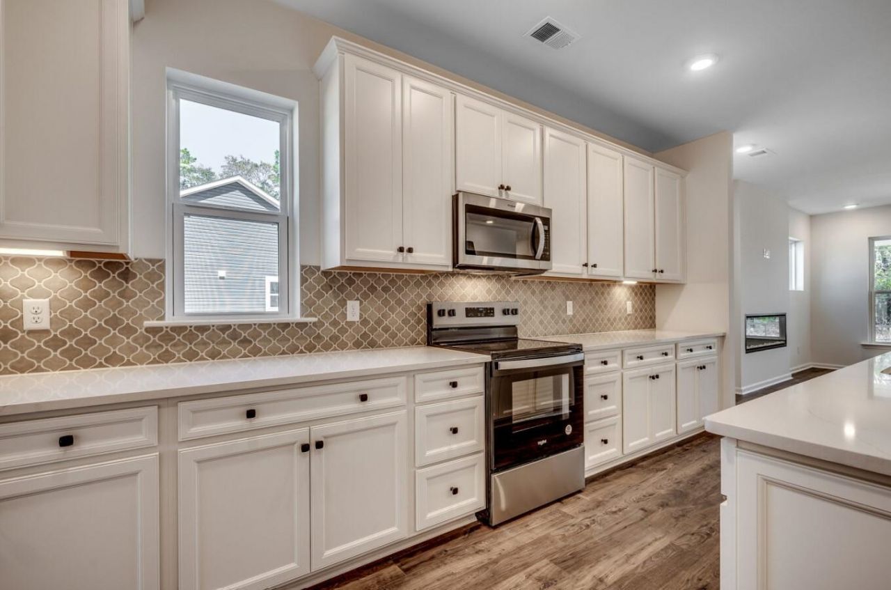 3081 Claredon St Photo 4