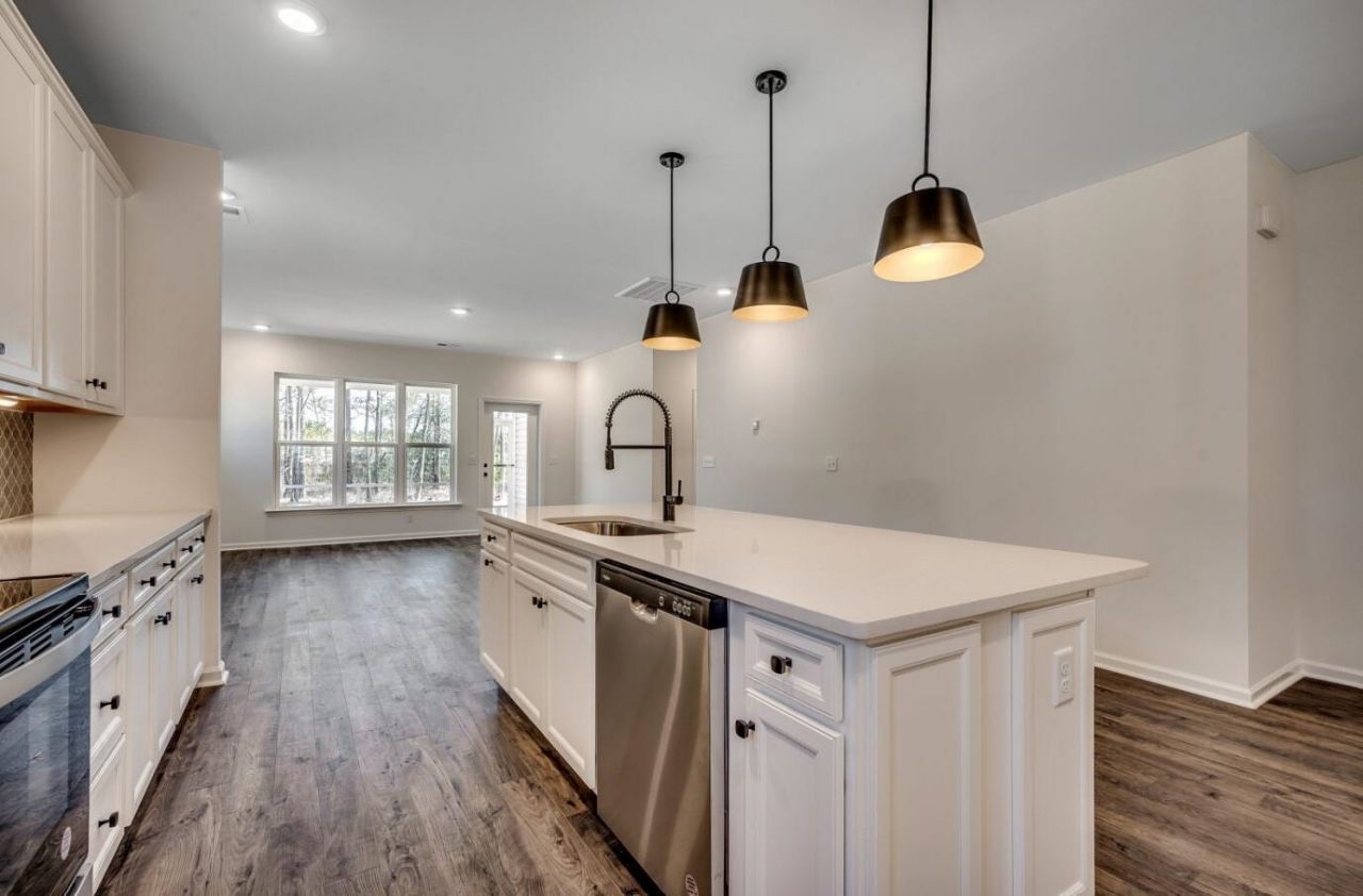 3081 Claredon St Photo 5