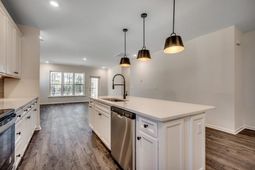 3081 Claredon St photo 4