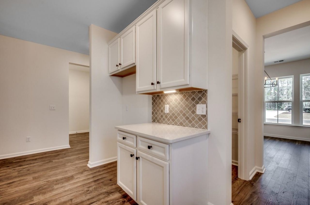3081 Claredon St Photo 6