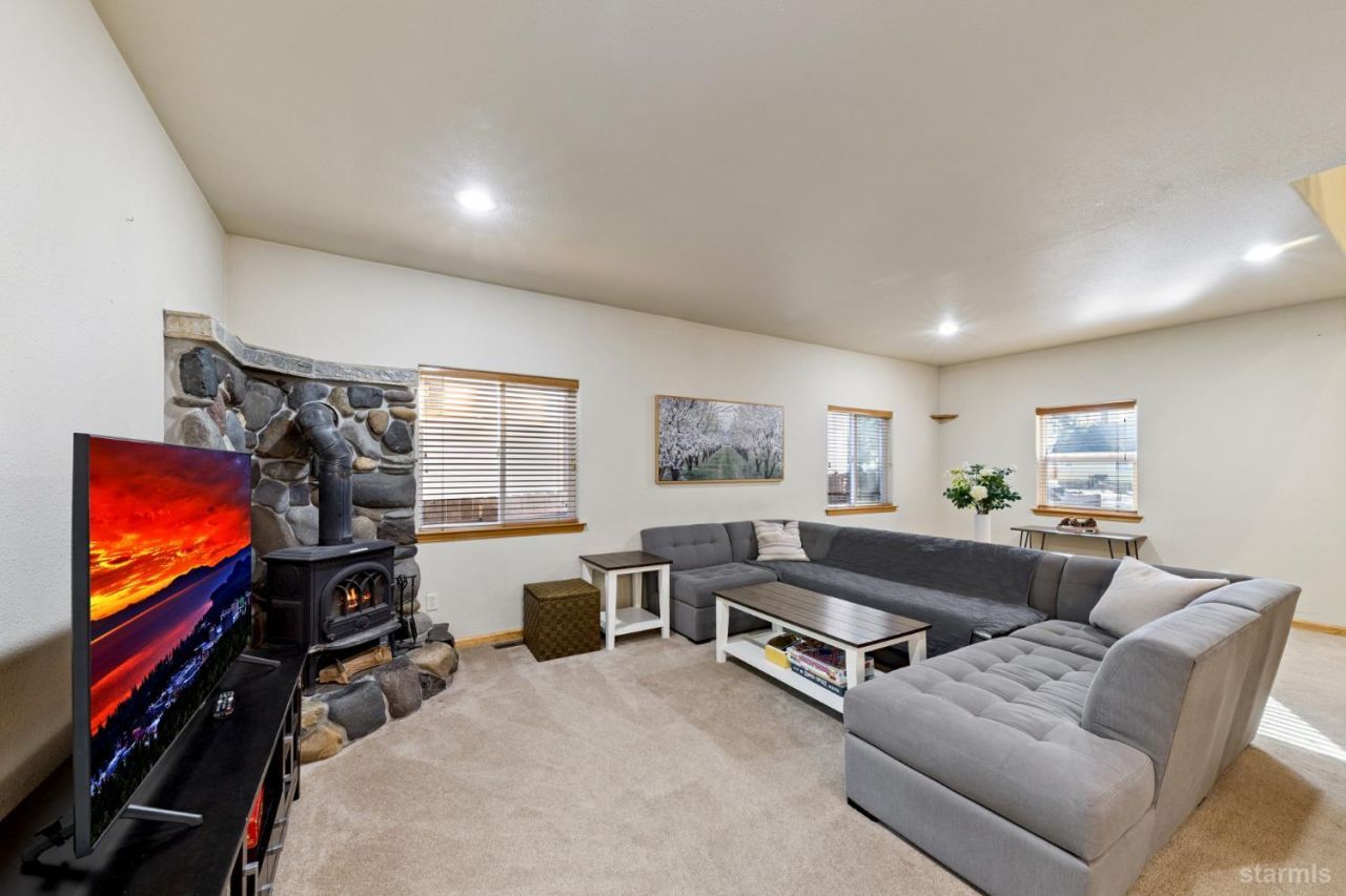 2050 Lukins Way, South Lake Tahoe, CA 96150 Photo
