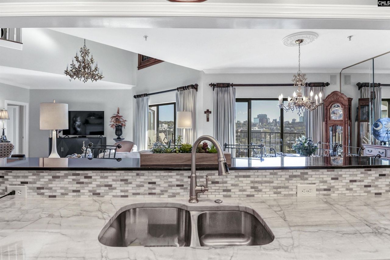 100 Sunset Boulevard  Photo 17