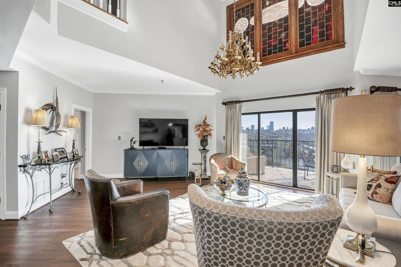 100 Sunset Boulevard  Photo 6