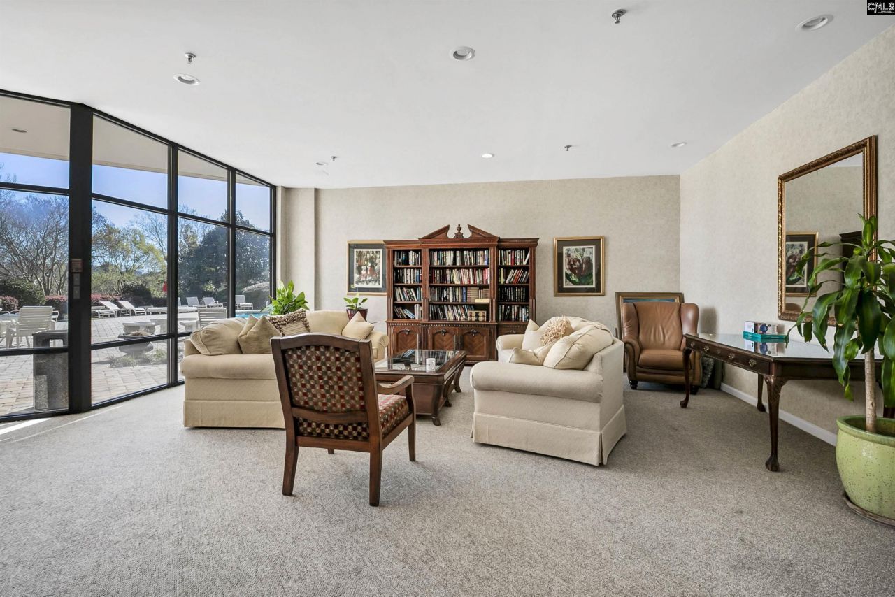 100 Sunset Boulevard  Photo 64