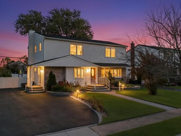 30 Andover Lane , Hicksville, NY 11801