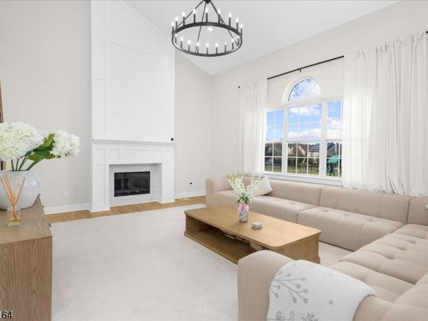 86 Treetops Cir, Franklin, NJ 08540