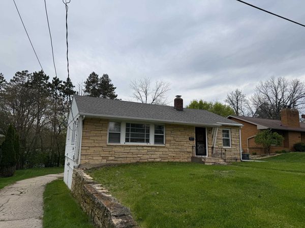 935 Indian Ridge, Dubuque, IA 52003