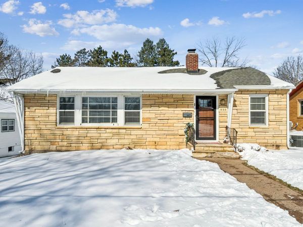 935 Indian Ridge Ridge, Dubuque, IA 52003