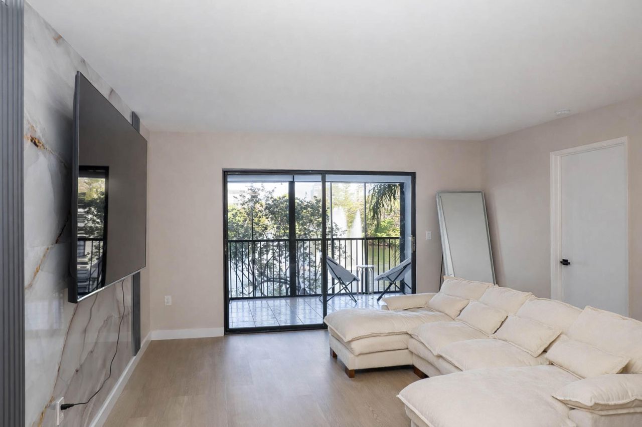 2334 S Cypress Bend Drive, Unit 202, Pompano Beach, FL 33069 Photo