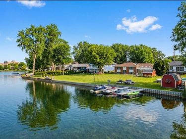915 James K Boulevard, Sylvan Lake, MI 48341