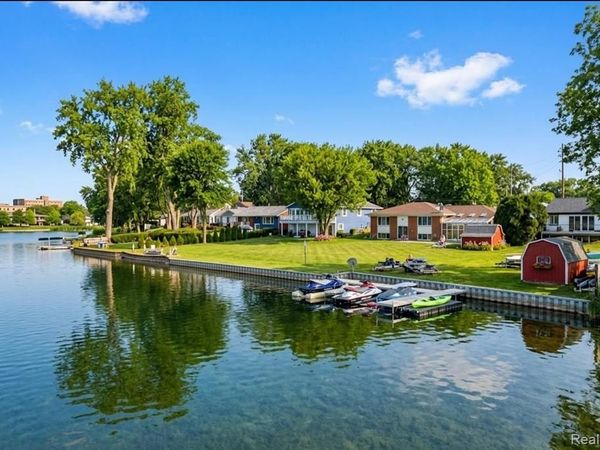 915 James K Boulevard, Sylvan Lake, MI 48341