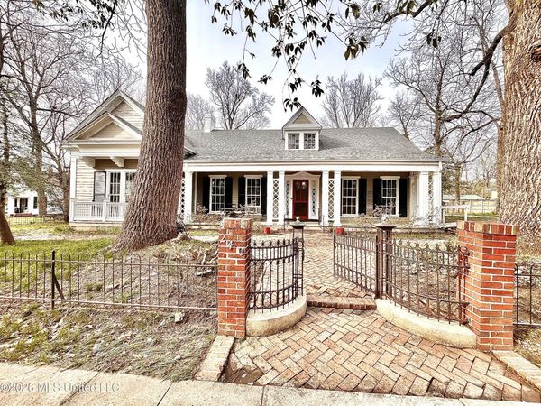 240 W Chulahoma Avenue, Holly Springs, MS 38635