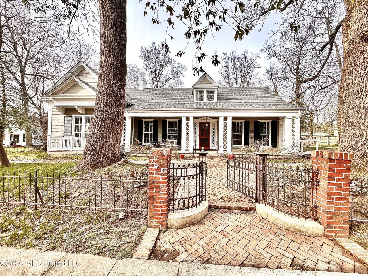 240 W Chulahoma Avenue, Holly Springs, MS 38635 Main Photo