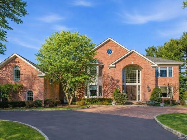 19 Cobblestone Court , Centerport, NY 11721