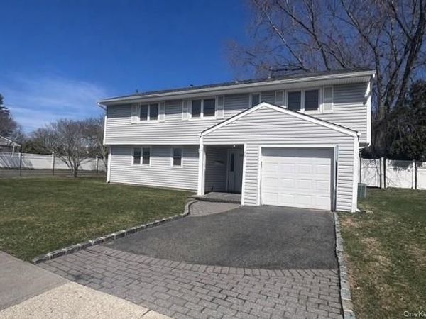 15 Elaine Place , Plainview, NY 11803