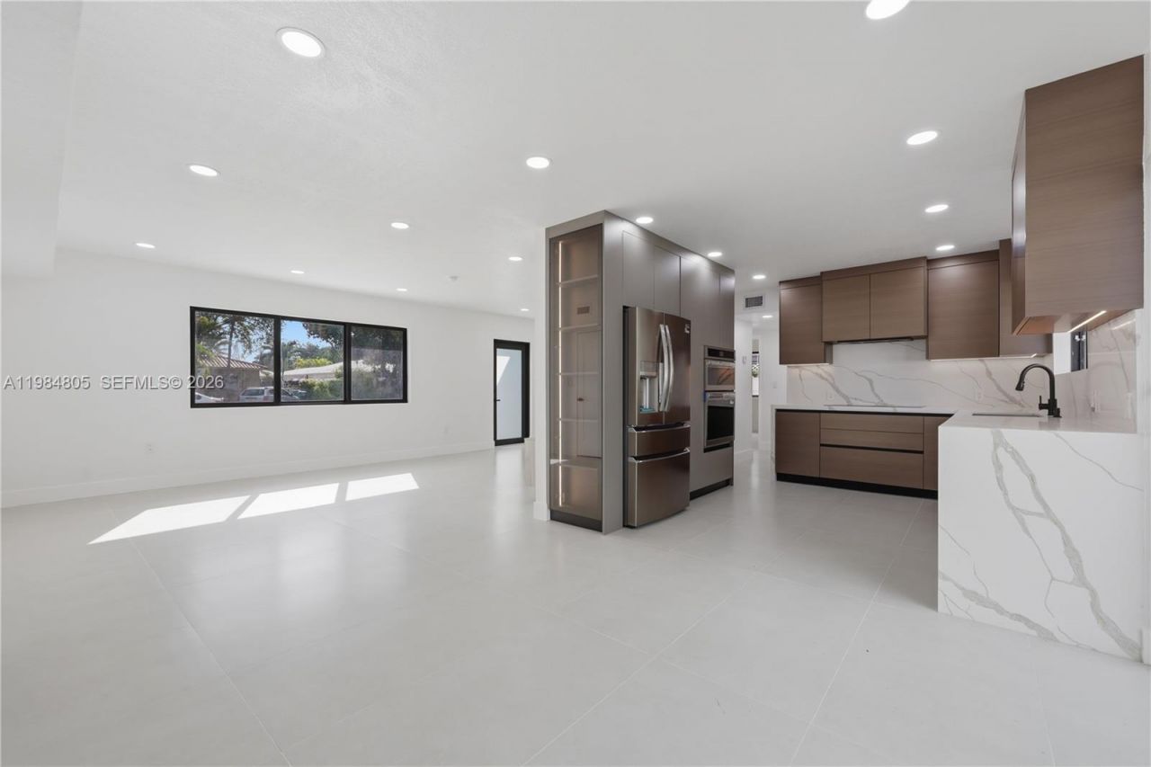 10910 NE 9th Ct, Biscayne Park, FL 33161 Photo