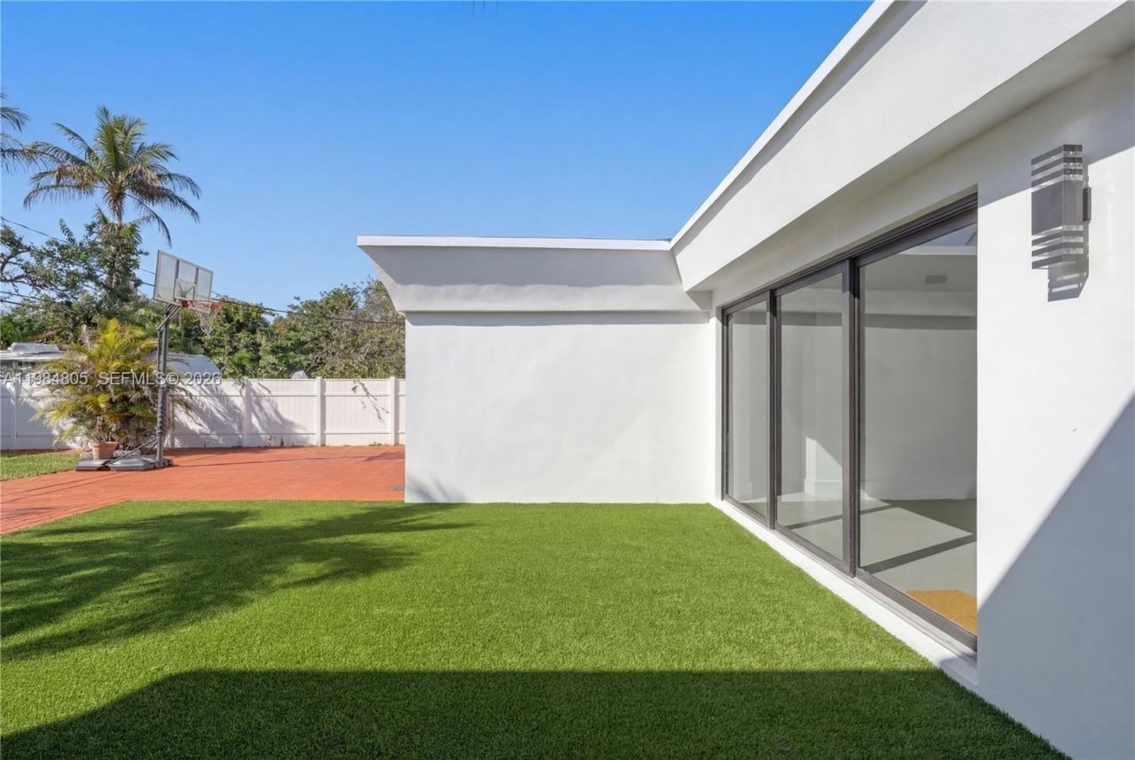 10910 NE 9th Ct, Biscayne Park, FL 33161 Photo