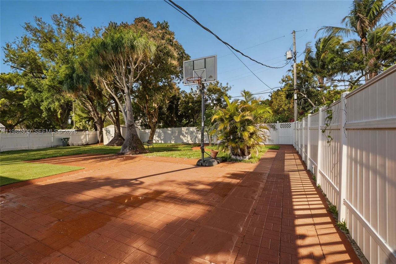 10910 NE 9th Ct, Biscayne Park, FL 33161 Photo